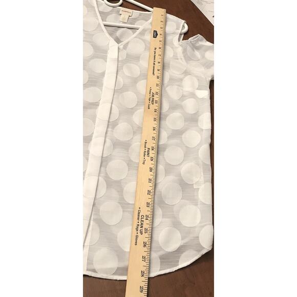 Chico's Textured Polka-Dot Cold-Shoulder Optic White Top Shirt Blouse Size 1 Med - Picture 7 of 9